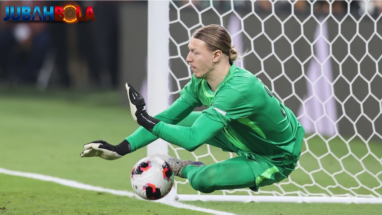 Gokil! Kiper PSG yang Tepis 4 Penalti Flamengo Ternyata Bermain dengan Kondisi Tangan Retak